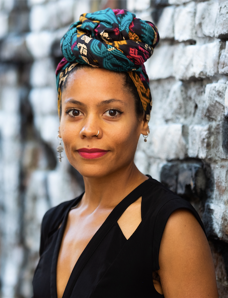 Lade das Bild in den Galerie-Viewer, Lesung mit Emilia Roig